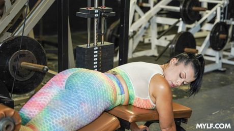 ジム美人のナディア・ホワイトが筋肉質の男に中出しされる