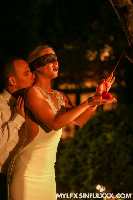 Store bryster tjekkisk milf Veronica Church præsenterer sine store meloner, mens hun onanerer