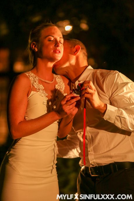 捷克巨乳熟婦Veronica Church在自慰時露出了她的大胸脯