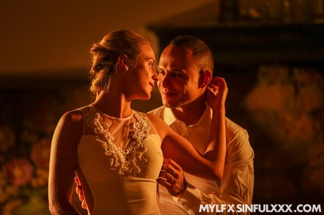 Store bryster tjekkisk milf Veronica Church præsenterer sine store meloner, mens hun onanerer