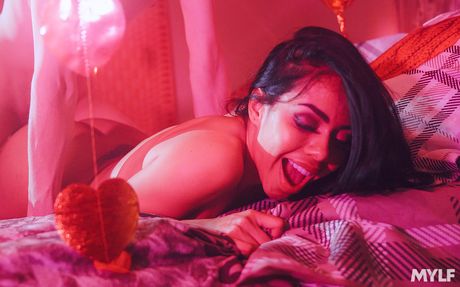 豐滿的哥倫比亞護士 Canela Skin 的大胸脯和屁股被病人操了