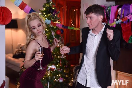 Stedmor Aaliyah Love får sin twat fyldt med en pik til jul