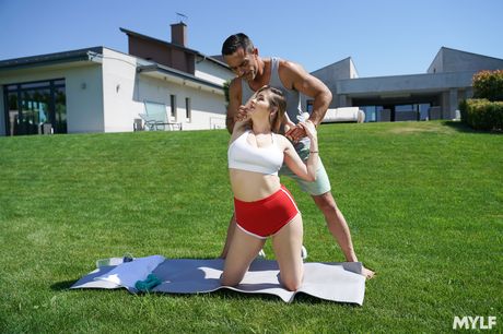 Big-Racked russisk babe Candy Alexa bliver kneppet af sin kæreste på en seng