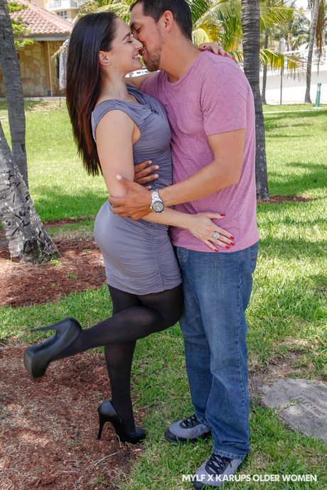 素敵なアメリカ人、ギリシャ人のポルノスター、シーナ・ライダーが屋外でオマンコを舐められ、チンポを突っ込まれる