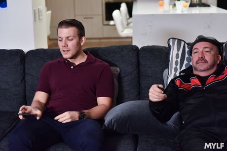 Pornstar Sheena Ryder gets her twat fucked by a strapon