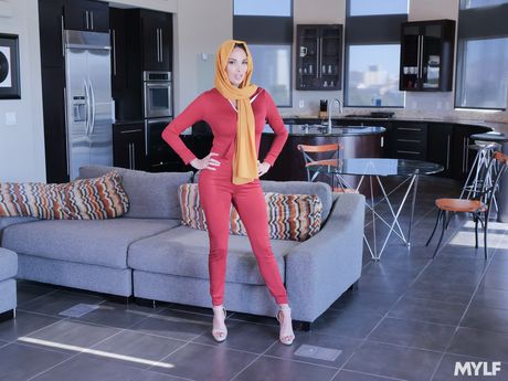 金髮碧眼的法國熟女Anissa Kate在健身房與男孩發生性關係