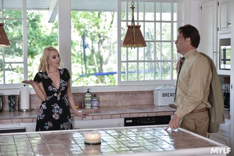 金髪のアメリカ人MILFアリーヤ・ラブが黒いドレスで若い男を誘惑する