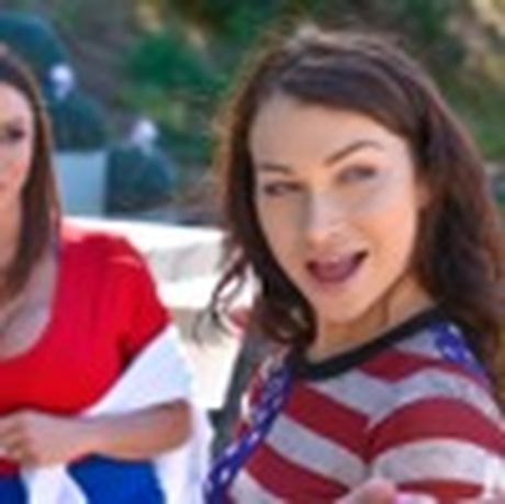 巨乳ママのアリエラ・フェレーラと義理の娘のジェニファー・ジェイコブスがチンコをシェア