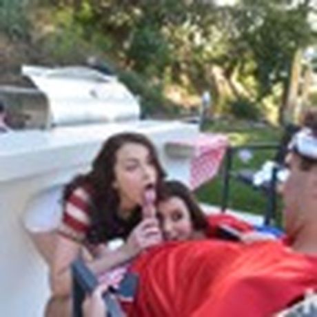 巨乳ママのアリエラ・フェレーラと義理の娘のジェニファー・ジェイコブスがチンコをシェア