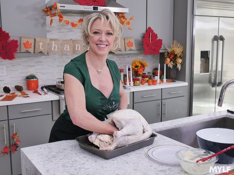 Mature american light-haired Dee Williams exposes her amazing boobs and gets fucked in the kitchen