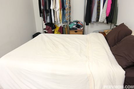 Fantastisk og vild moderlig vejledning med en storbrystet MILF