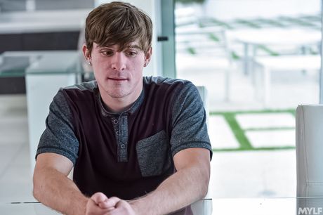 Britisk milf Yasmin Scott får sine enorme bryster og fisse kneppet af en sort mand