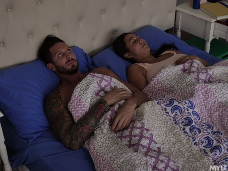 Blond russisk skønhed Natasha James kommer oven på en mand under et kneppe