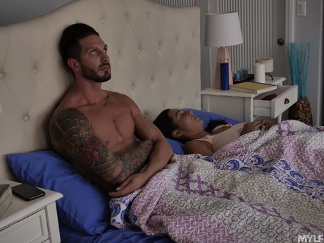 Blond russisk skønhed Natasha James kommer oven på en mand under et kneppe