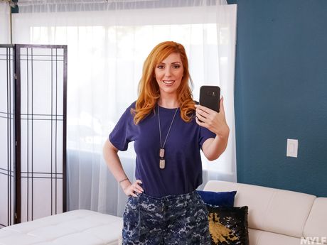 Stablet amerikansk blondine Lauren Phillips får sin twat fyldt med en pik