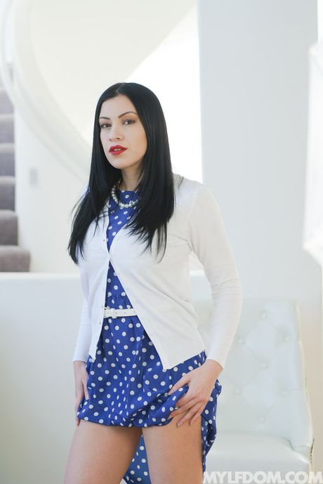 Henrivende amerikanske cougar Cassandra Cain får sin kut fyldt efter en lækker striptease