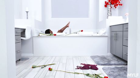 Sort amerikansk babe Ana Foxxx får en creampie efter et POV blowjob