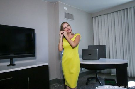 Blonde britiske kone Jenna Jones får sin fisse fyldt af sin stedsøn