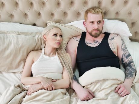 Lyshåret russisk puma Natasha James har sex med en mand i en sort kjole