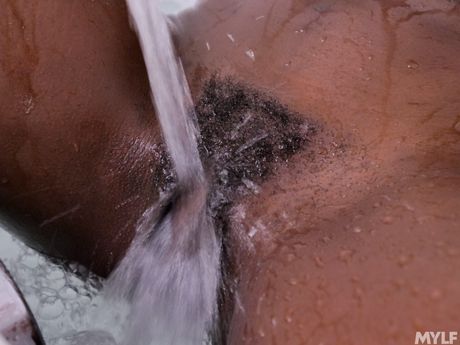 華麗的黑人寶貝 Ana Foxxx 炫耀她的性感臀部並自慰