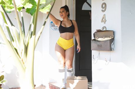 スポーティーなラティーナのローズ・モンローはヨガマットの上で彼女の猫を舐められ、犯される