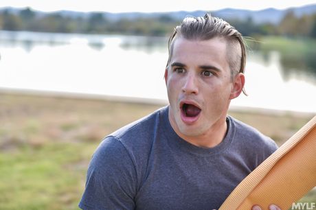 豊満な胸のアメリカ人クーガー、シレン・デ・メールが屋外でオマンコを掘られる