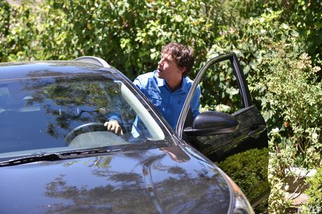 Fantastisk amerikansk MILF Christiana Cinn får sin twat drillet og kneppet af en ung fyr