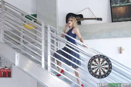 Light-Haired Cougar Jane Wilde has sex with a couple of men at the same time