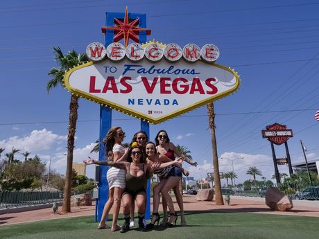 Skønhederne har alle lingeri og hæle på, mens de klæder sig nøgen