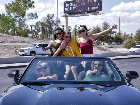 Skønhederne har alle lingeri og hæle på, mens de klæder sig nøgen