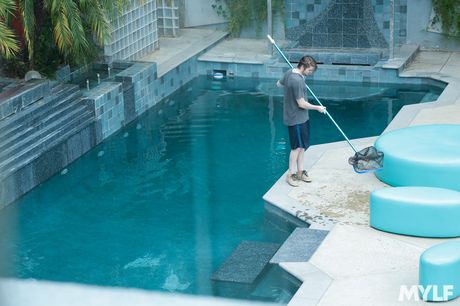 豐滿的美國、墨西哥熟女 Krissy Lynn 修剪過的陰部被舔舐和撞擊