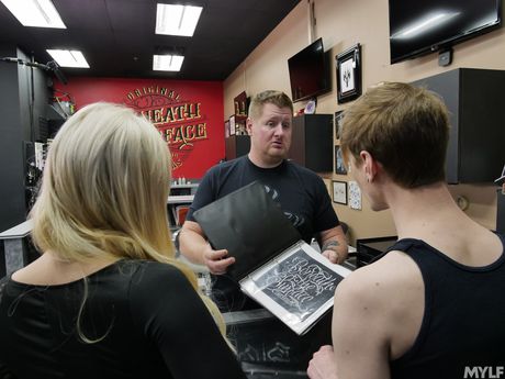 Blond russisk puma Natasha James bliver kneppet af en tatoveret fyr på et badeværelse