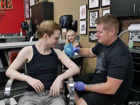 Blond russisk puma Natasha James bliver kneppet af en tatoveret fyr på et badeværelse