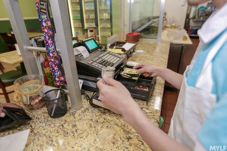 Stablet tysk blondine Nina Elle får sin twat fyldt i køkkenet