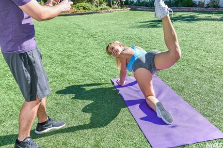 金髪のアメリカ人MILF、シェリー・デヴィルが屋外でオマンコを舐められ、チンコを突っ込まれる