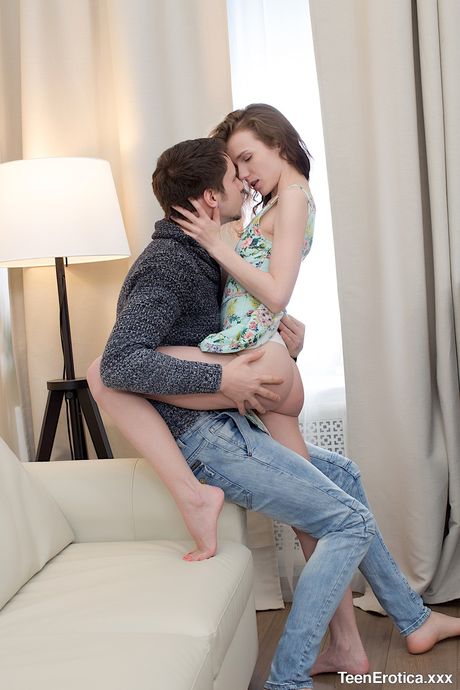 Tynde russiske teenager Nelya Smalls får sin fisse spist ud og kneppet