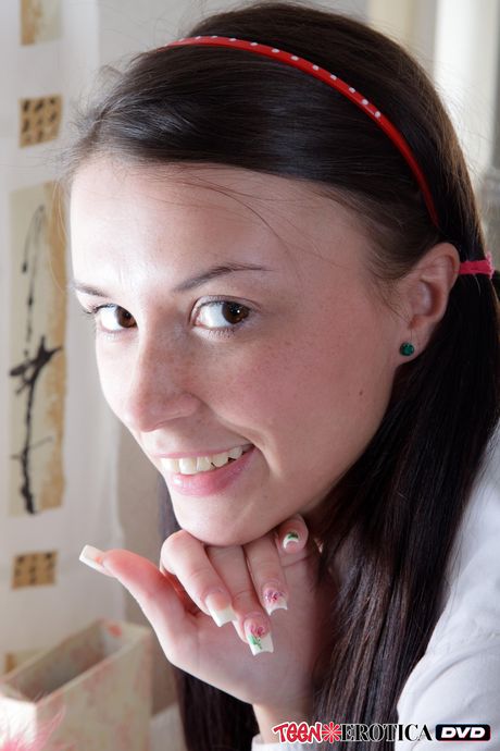 魅惑的なロシアの女の子ゾヤは、自分の部屋でオナニーしながら興奮したオマンコを指で触る