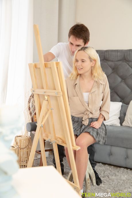 金髪のロシアのティーンロリポップは、猫を舐めた後、彼女の陰部に詰め込まれます