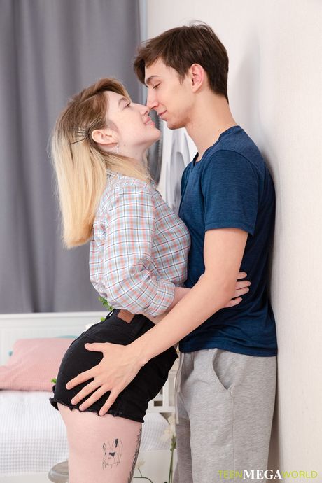 美女ミラナ・ミルカは彼氏にマンコを犯される