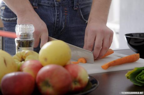 金髪ロシア人形ダニエラはキッチンで彼女の猫を貫通されます