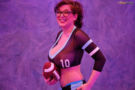 Brilleklædt teenager Tessa Fowler viser sine store bryster frem og onanerer solo