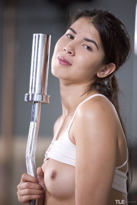 Sexet Lady Dee stripper nøgen i fitnesscentret og onanerer sin fisse