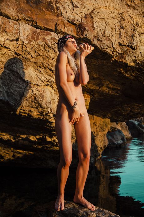 金髪のティーンニカ・NがブラとTバックのセットを脱いで全裸になる