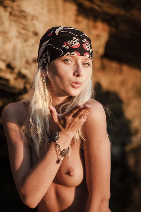 金髪のティーンニカ・NがブラとTバックのセットを脱いで全裸になる