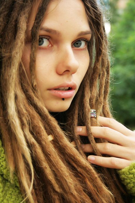 可愛的女孩 Sindi S 在戶外脫光衣服，露出她穿孔的陰部