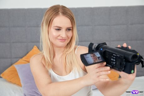 Lyshåret tjekkisk skønhed Kristy Waterfall får sin fisse slikket før