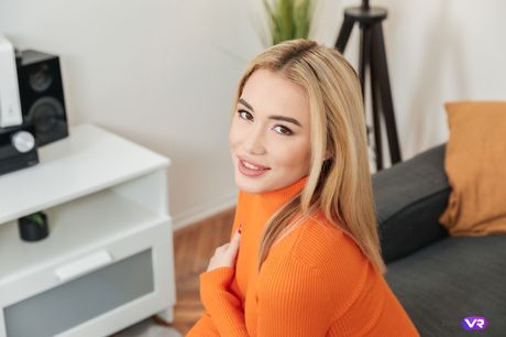 金髪のチェコ人少女リカ・フェーンはドレスを脱いでオマンコを弄る