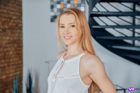 金髪のロシアのティーン、イヴィ・レインは裸になった後、彼女のオマンコに指を滑り込ませる