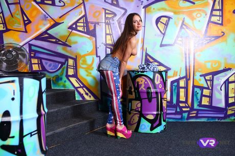 ベラルーシの華奢なティーン、リタ・フェニックスが駐車場でハイヒールを脱ぐ