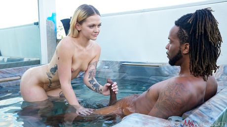 Blond amerikansk kone Joey White får en stor sort pik i røv i spabadet